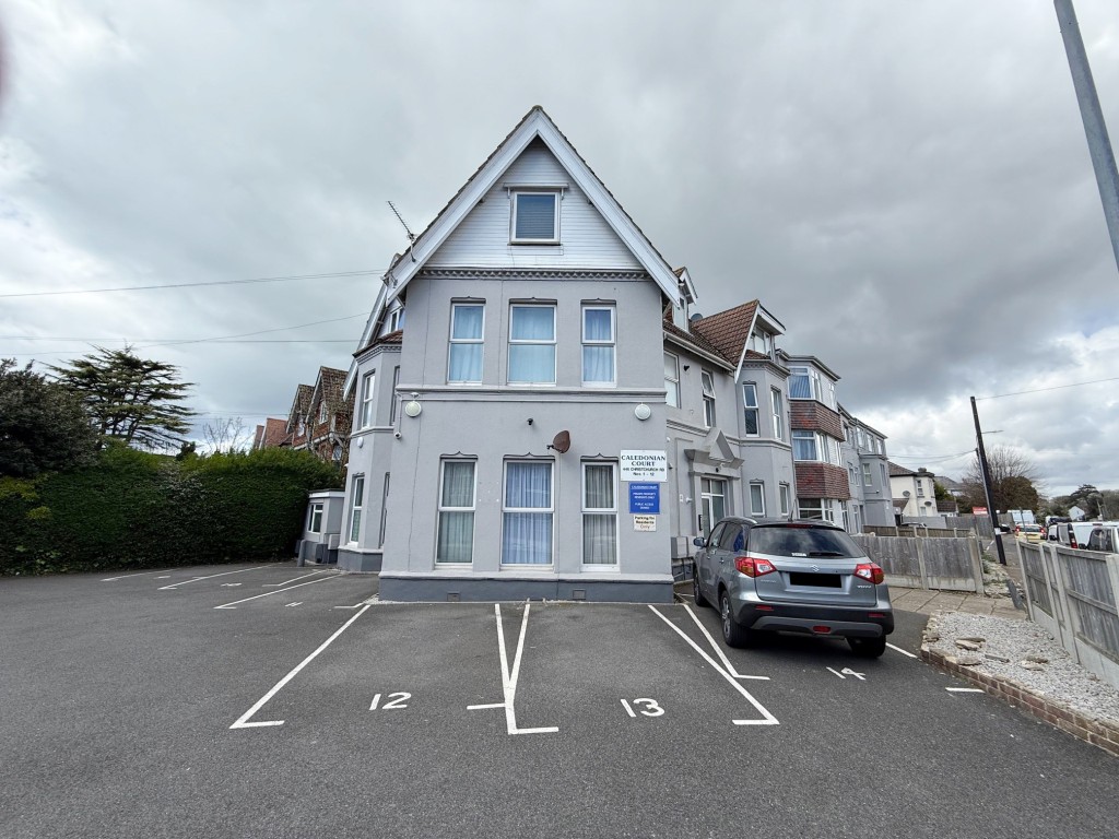 Lot: 145 - TOWN CENTRE FLAT WITH PARKING FOR IMPROVEMENT - External View of the block